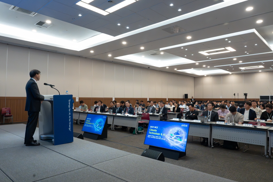 2025 기후산업국제박람회-기후테크와 AI 컨퍼런스 연설중인 사진