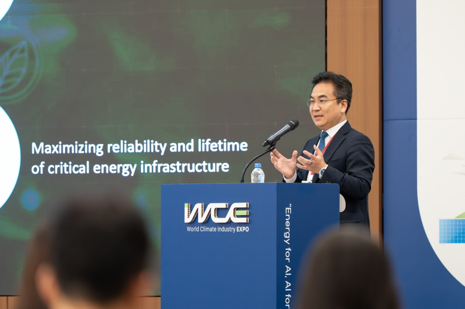 2025 기후산업국제박람회-기후테크와 AI 컨퍼런스 연설중인 사진