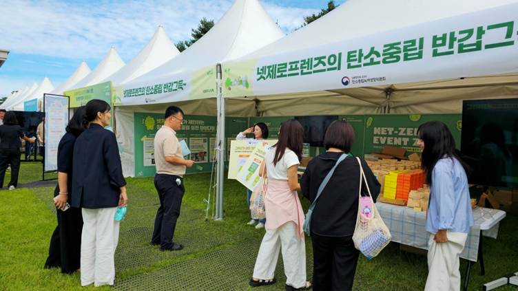 의류, 잔디, 야외, 사람이(가) 표시된 사진

AI 생성 콘텐츠는 정확하지 않을 수 있습니다.