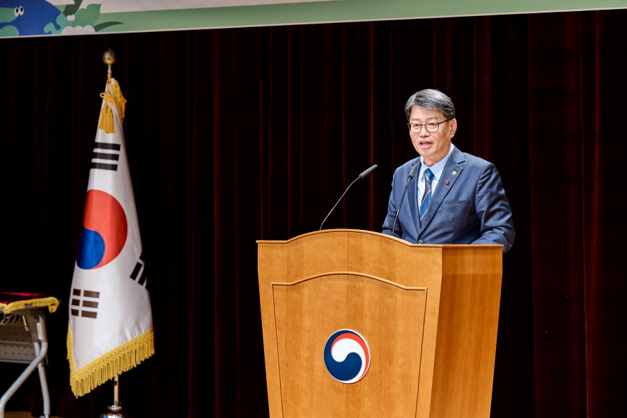 연설중인 김용수 탄녹위 사무처장 사진