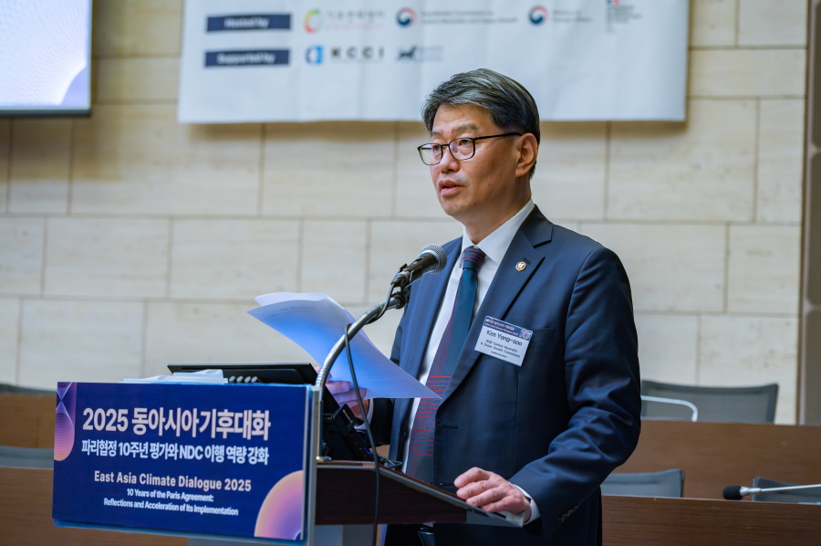 환영사 중인 김용수 탄녹위 사무처장 사진