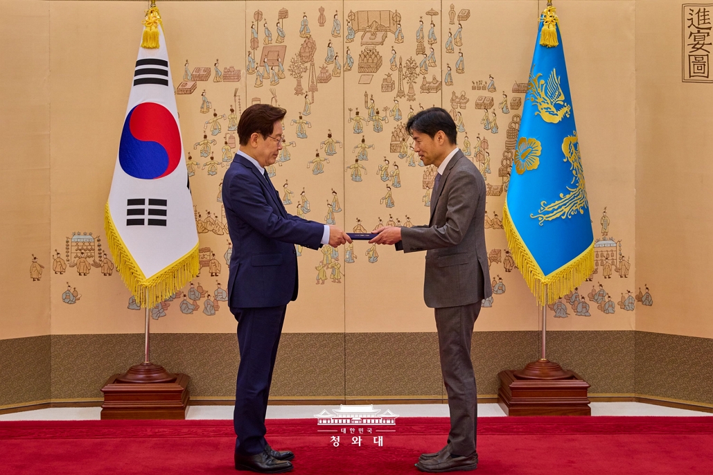 이재명 대통령이 이창운 위원장에게 위촉장 수여 사진1
