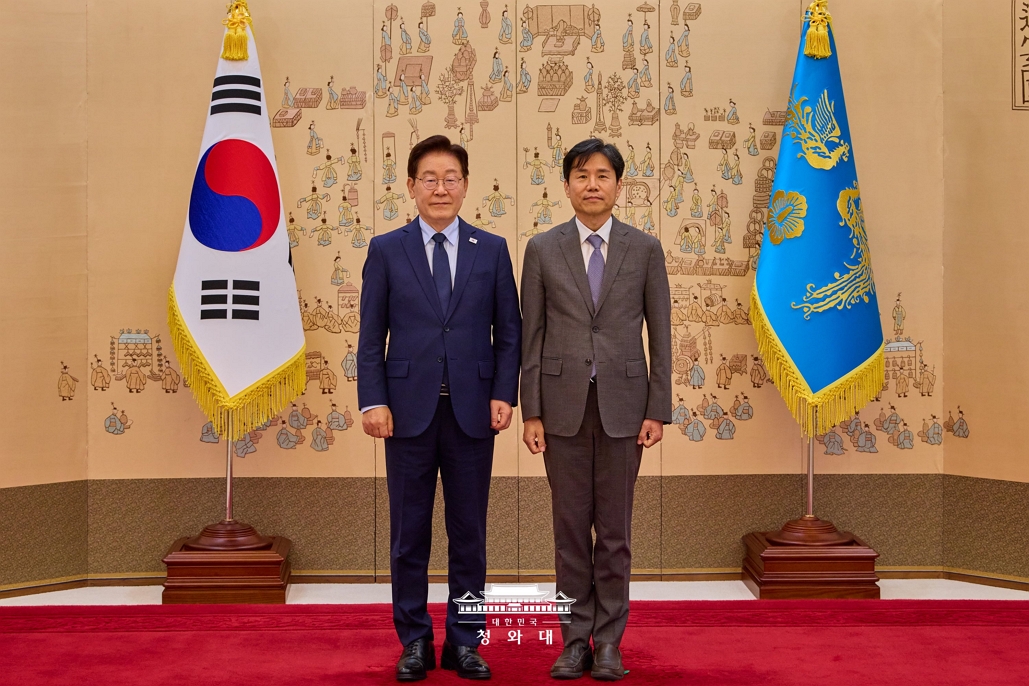 이재명 대통령이 이창운 위원장에게 위촉장 수여 사진2